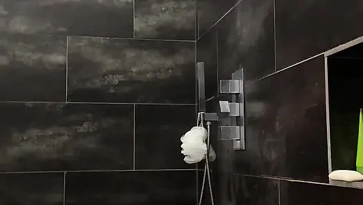 Doğal Göğüslü Sarışın Duş Alıyor