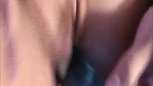 Sarışın amatör mavi dildosunu gırtlağına kadar alıyor ve sonra biniyor