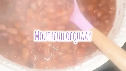 Bu iri güzel kadın yemek pişirebilir