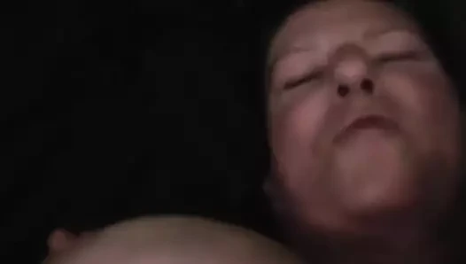 Orta yaşlı seksi kadın klitorisini ovuşturarak orgazm oluyor