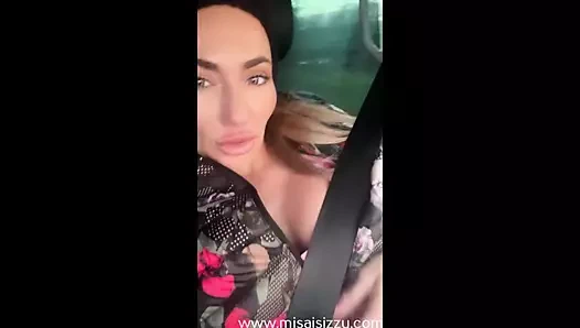 Bu ıslak orta yaşlı seksi kadının boşalması için yardım et!