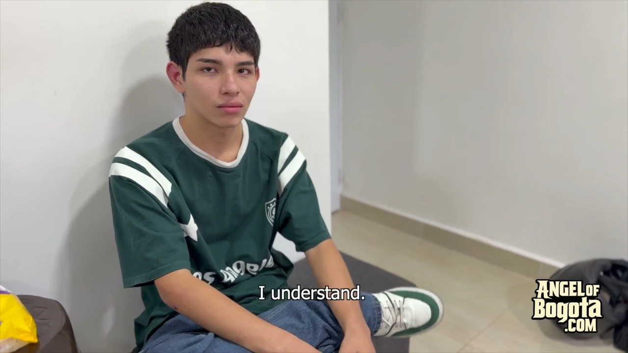 Colombiano de Bogotá muestra su verga grande en porno gay