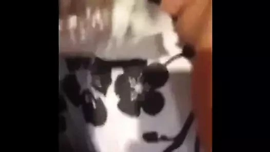 bf için vücudunu gösteren kokarca