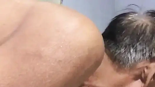 Karımın amına kaşık sokuyorum