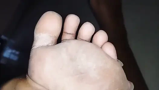 Sevimli ateşli kız finansal varlıklarınız karşılığında temiz yalamanız için sizi flithy ayaklarıyla kutsaıyor