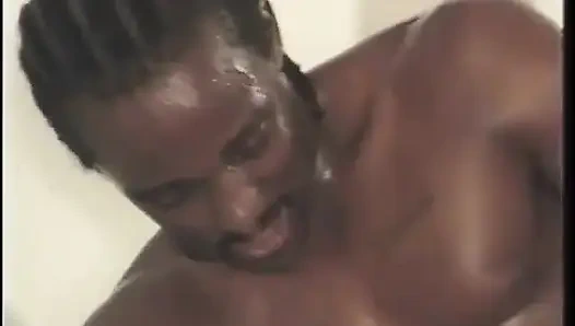 Azgın adam sırayla iki seksi kızla sikişmeyi seviyor