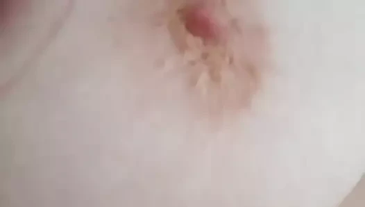 Je pellote ses gros seins pendant qu'elle dort