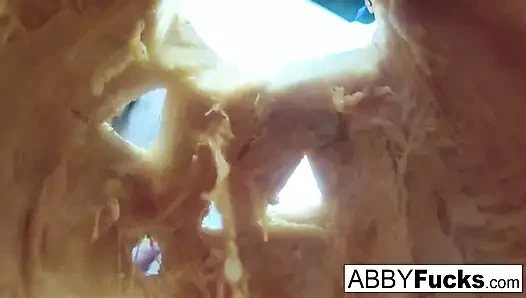 Abigail mac bir balkabağı oyuyor sonra kendi kendine oynuyor