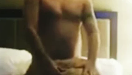 Dostum yükleri boşaltır ve keyifle gülünç bir şekilde bağırır (komik)