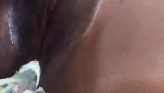 Jeune salope black se caresse la chatte 3