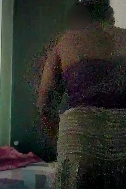 Banyodan sonra elbisesini değiştiriyor seksi yenge