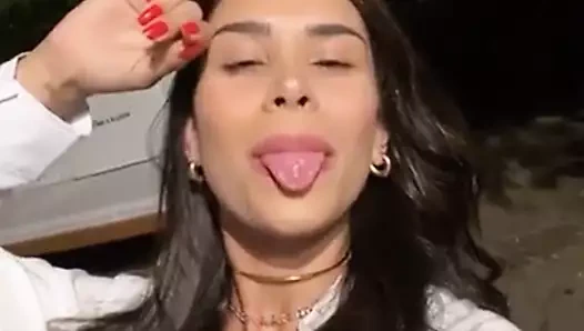 puta ana com lingua de fora