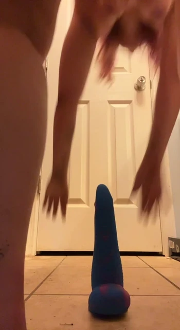 Толстушка в позе обратной наездницы