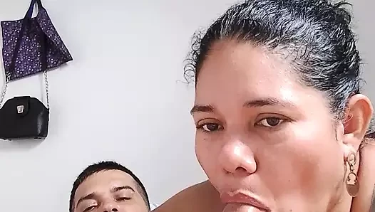 Gelin küçük şişesini içiyor