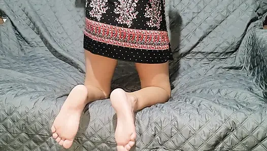 Üvey erkek kardeş ve üvey kız kardeş xxx kanepede sikişiyor