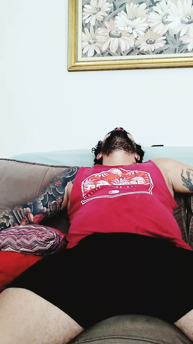 Yaramaz latin mastürbasyon yapıyor ve ateşin tadını çıkarıyor