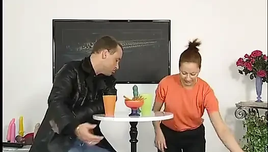 Sevimli orta yaşlı seksi kadın oyuncu seçmelerinde amcığıyla oynuyor