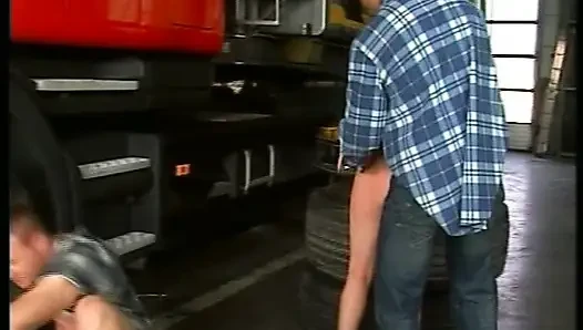 Güzel sarışın Alman kaltak atölyede iki adam tarafından sikiliyor