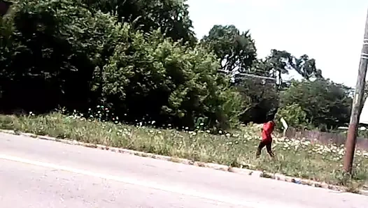 Detroit sıska siyah sokak fahişesi kırmızı dar mini elbiseli.