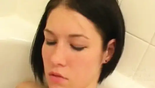 Sevimli genç allie sin küvette mastürbasyon yapıyor