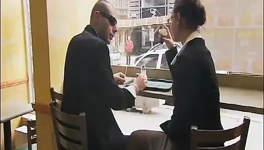 Esmer küçük güzel memeler amında şişman yaraklı adamlar için azıyor