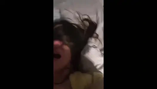 Aldatıyor.arkadaşlar karımın götünü sikiyor