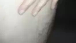 Karısı arabada arkadaşının kıçını öpüyor