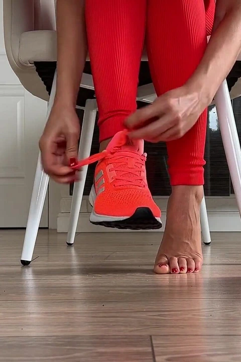 Ayakkabı ve ayak masanın altında oynuyor