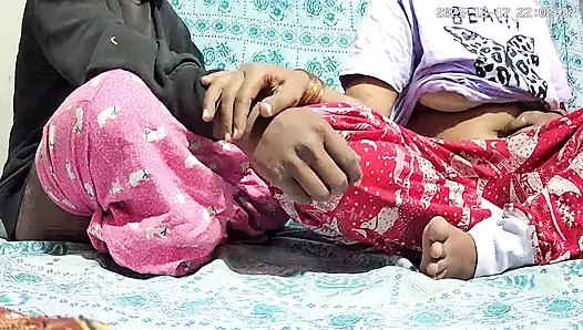 Hintli dasi anne ve baba domaltarak seks yapıyor