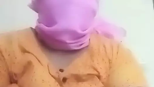 Hintli iri güzel kadın amcığını parmaklıyor