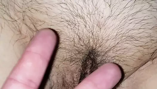 O kıllı amcığı parmaklıyor (artı sesli ağır çekim)