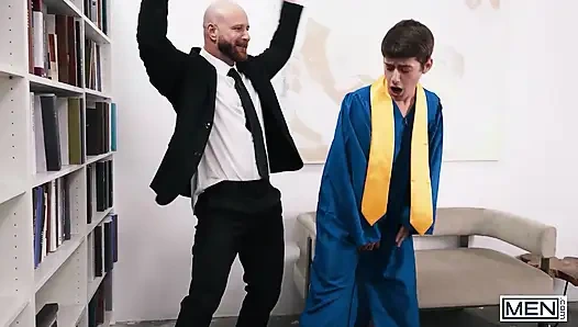 Erkekler - Joey Mills profesör Brody Meyer için yarağını teşhir ediyor ve mezuniyet gününde dölünün tadına bakıyor