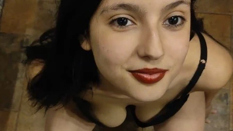 Cum ve işemek içinde bir akan genç kedi pissing sonra