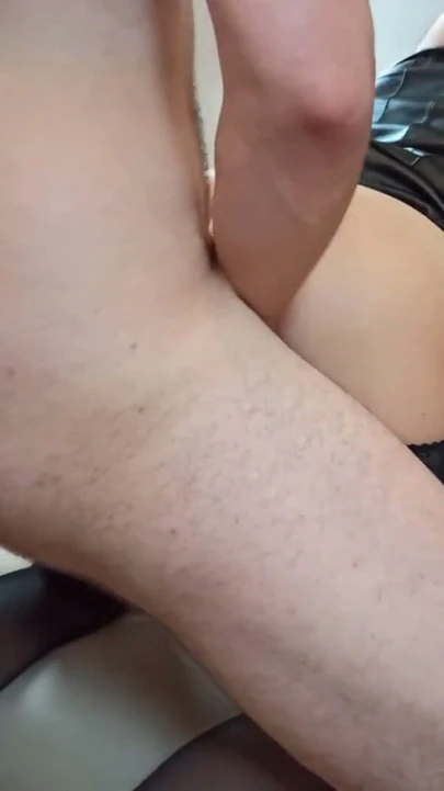 Koca karısını arkadaşıyla paylaştı. Üçlü. MFM. Karı sevgiliyi yalıyor. Cuckold | Bölüm 1