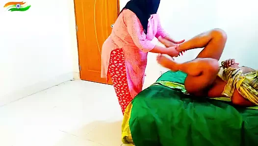 Transseksüel üvey oğlu kocası evde yokken kelepçeli ve seksi üvey anne tarafından sikiliyor