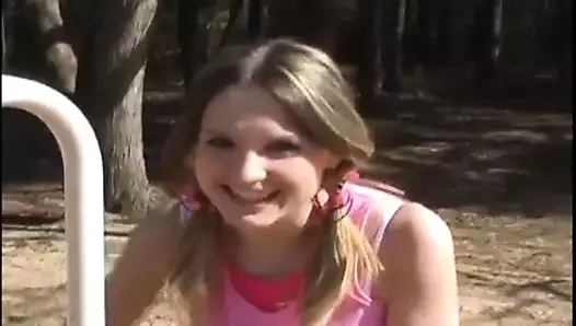 Ben baloncukları üflerken eteğime bakabilirsin