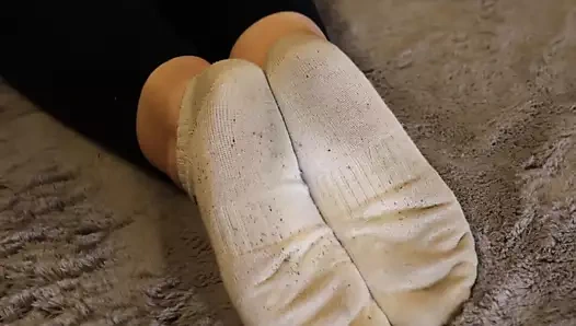 Karısı çorap ve ayakkabı gösterir