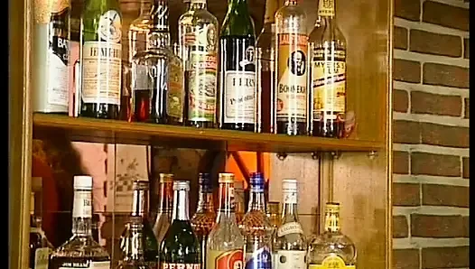 Alman kapılarının arkasında özenle sikiliyor