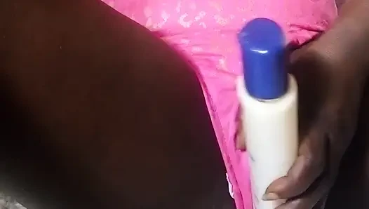 Evde kendini eğlendirmeye çalışan bir kız