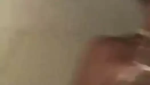Milf iç çamaşırı, meme uçları dışarı
