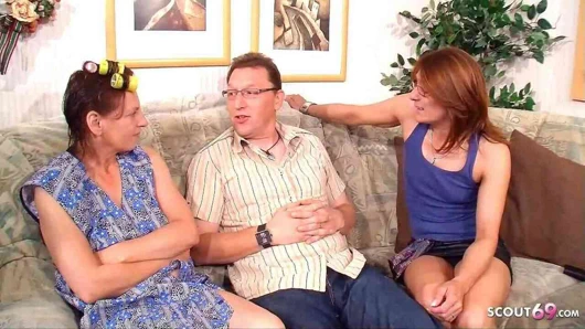 Iki Alman olgunlaşır ayartmak nerd neigbhour için üçlü seks