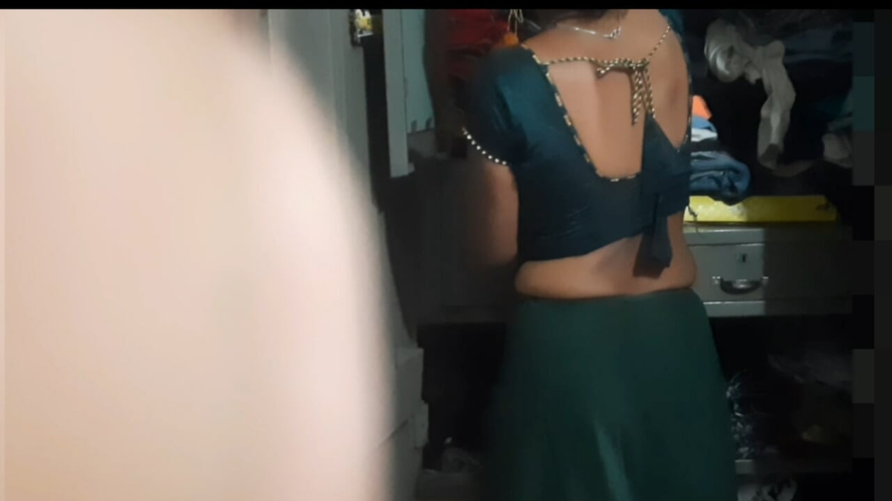 18 yaşındaki desi Kızılderili köyünün güzel baldızı, kombinezonlu bir bluz açarak her şeyini sergiliyor.