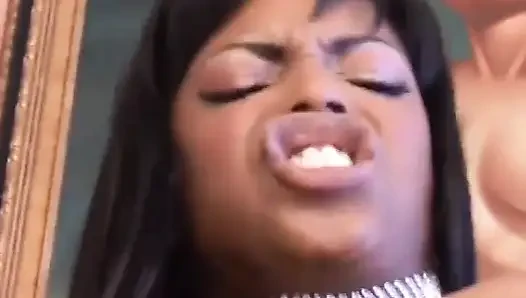 Seksi siyah minyon ağzında amcıktaki büyük yarağı seviyor... ağzına boşalma