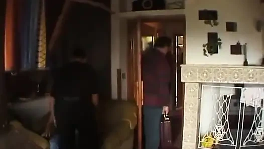 Amatör çift nehir kenarında battaniye üzerinde sikişiyor