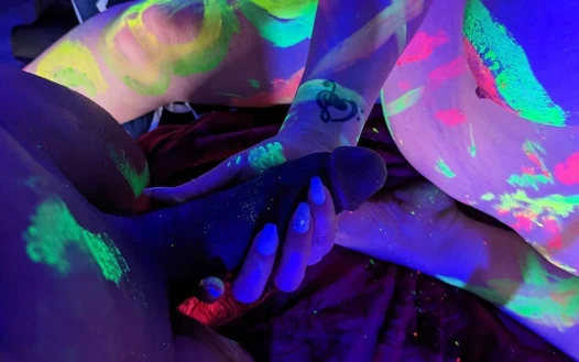 Ateşli ırklararası siyah ışık sahnesi