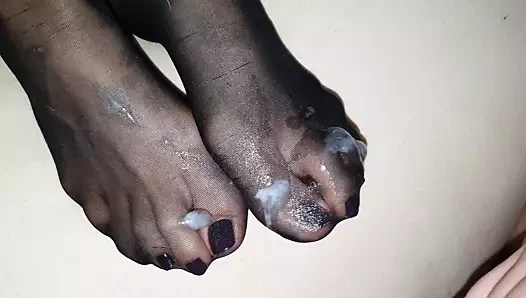 Cum kapalı ona seksi ayaklar