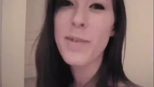 Brookeskye şeritler kapalı ona pembe iç çamaşırı gösteren küçük memeler