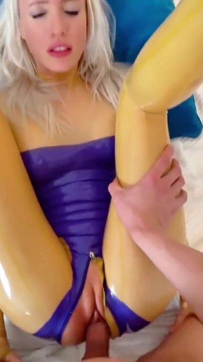 Эмоциональный момент из "Использовали как кукла для траха в моем латексном комбинезоне"