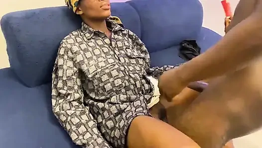 Seksi Komşu Şarj Olmaya Geldi Ama Onun Yerine Azgın Yahooboy Tarafından Sert Sikiliyor