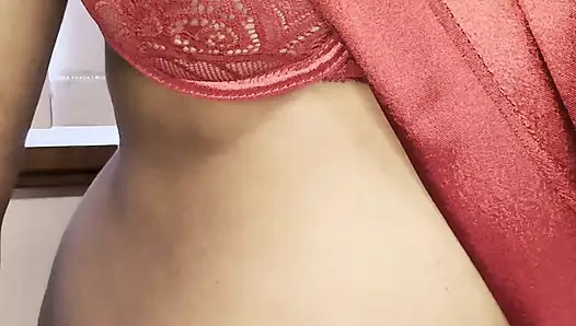 Kırmızı sari giymiş Hintli güzel kız baştan çıkarıcı dans ve oyuncu enerjisini azdırıyor